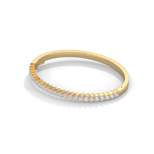 This elegant tennis bracelet features 35 oval-shaped diamonds, totaling 7.00 carats. With a 7-inch length, it offers a refined and timeless look, perfect for any occasion.