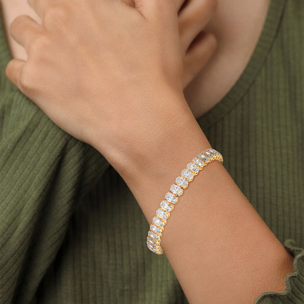 This graceful bangle bracelet features 36 round-shaped diamonds, totaling 0.76 carats, offering a subtle yet sophisticated touch of brilliance. Its 7-inch length ensures a comfortable and perfect fit.