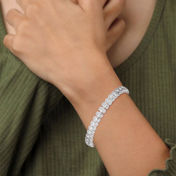 This graceful bangle bracelet features 36 round-shaped diamonds, totaling 0.76 carats, offering a subtle yet sophisticated touch of brilliance. Its 7-inch length ensures a comfortable and perfect fit.