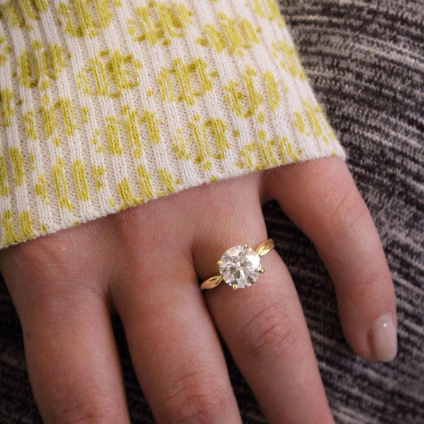 A bold expression of timeless beauty, the Solara Crest features a radiant round diamond set atop a luminous yellow gold band—classic, confident, and endlessly elegant.