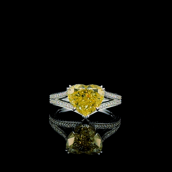 Heart-shaped yellow diamond split shank pavé ring (4.592 ct. tw.) 14kt White Gold